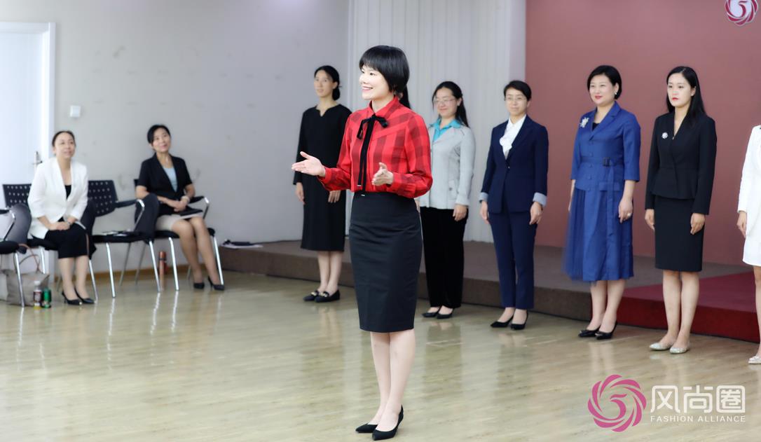 礼仪培训师分组练习