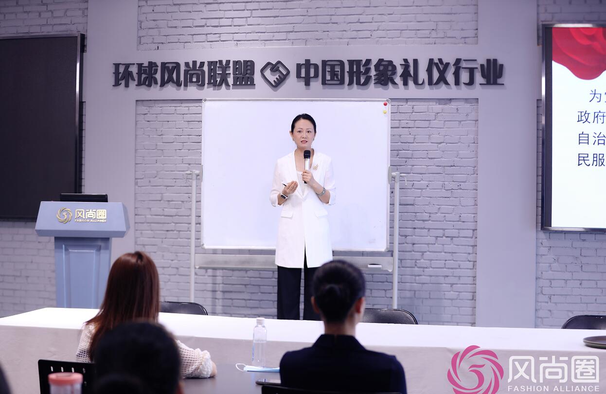 礼仪培训师于坤弘老师