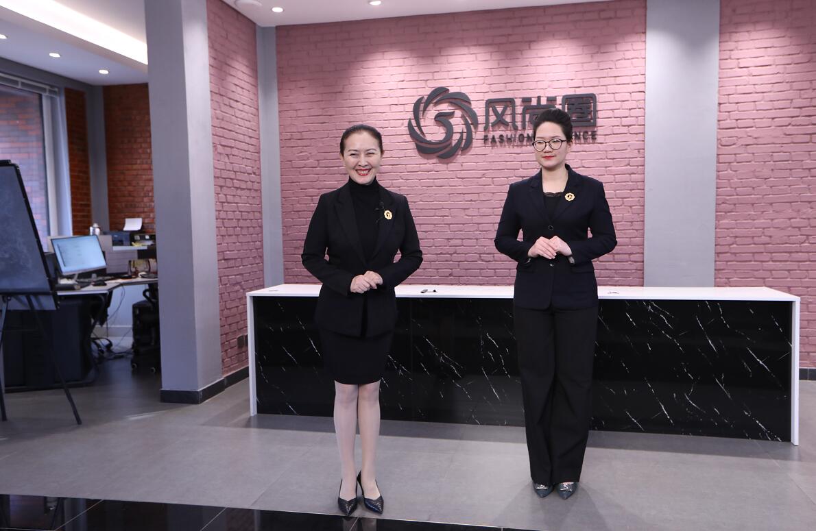 礼仪培训师交流式站姿
