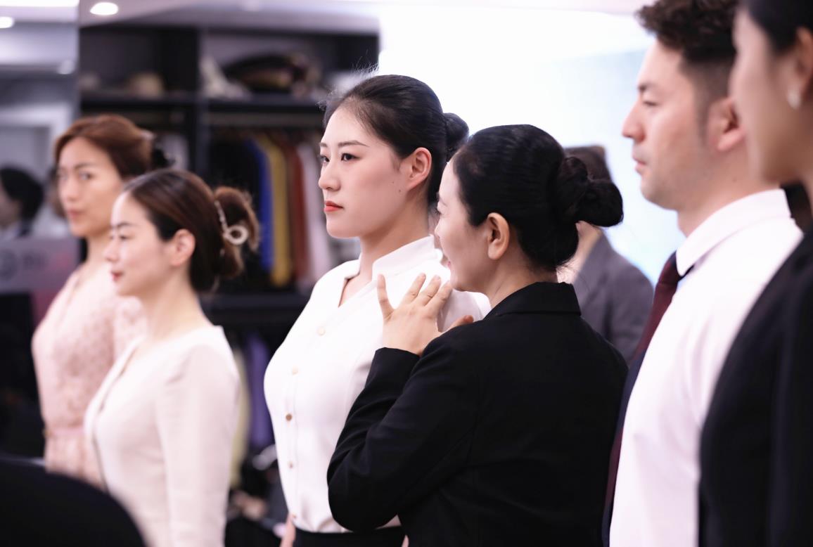 礼仪培训师徐文波老师