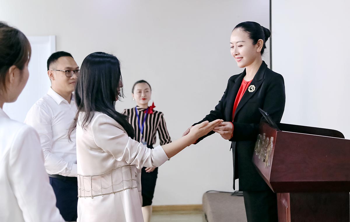 徐文波老师指导同学的训练动作
