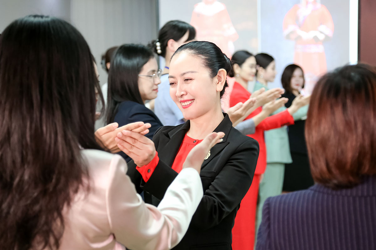 徐文波老师指导同学的训练动作