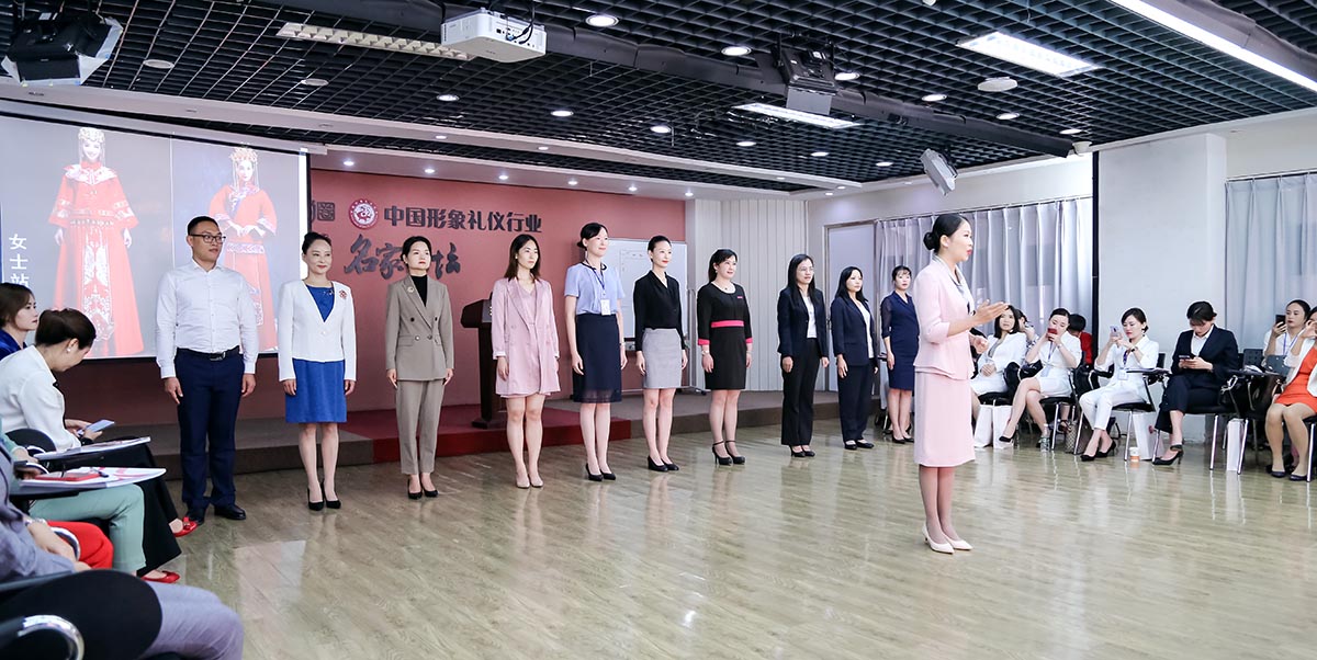正在训练的小组同学们